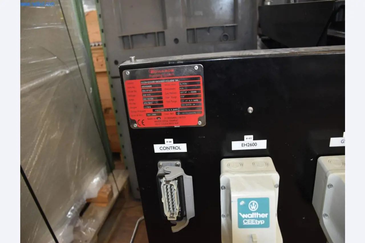 Vaste stock de pompes à vide, d'appareils de mesure, de pièces de rechange et d'accessoires-10