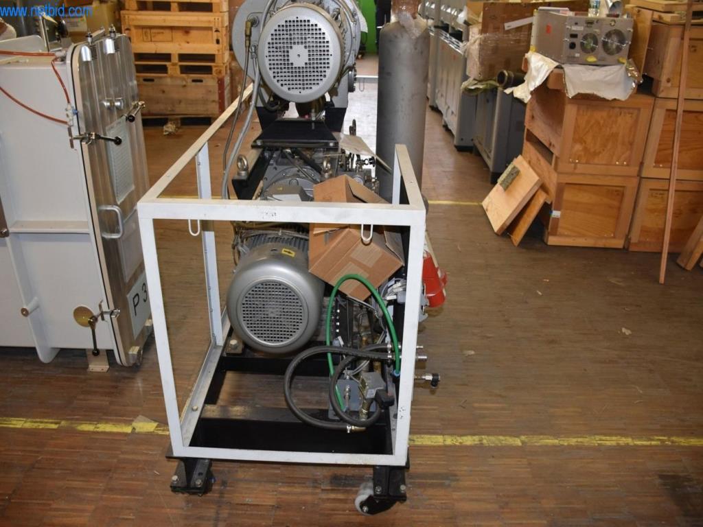 Umfangreiche Bestände an Vakuumpumpen, Meßgeräten, Ersatzteilen und Zubehör-4