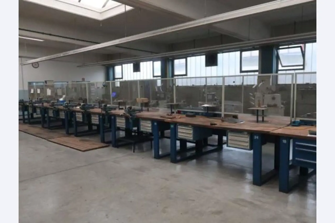 Máquinas del sector de la tecnología de conformado-23
