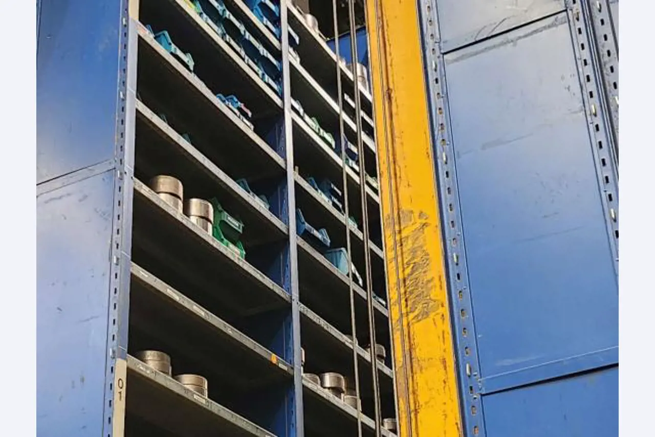 Machine tool sets for multi-stage presses-3