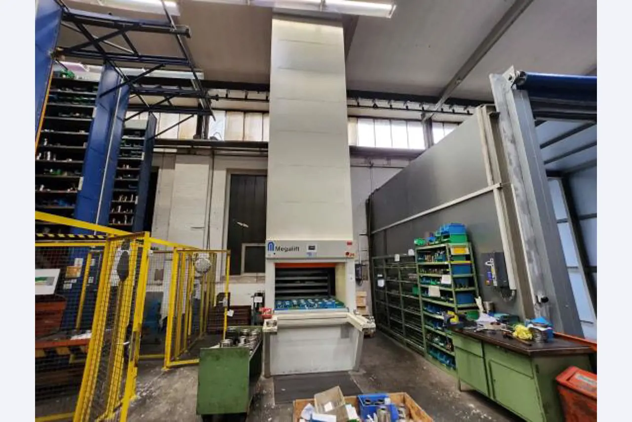 Machine tool sets for multi-stage presses-4