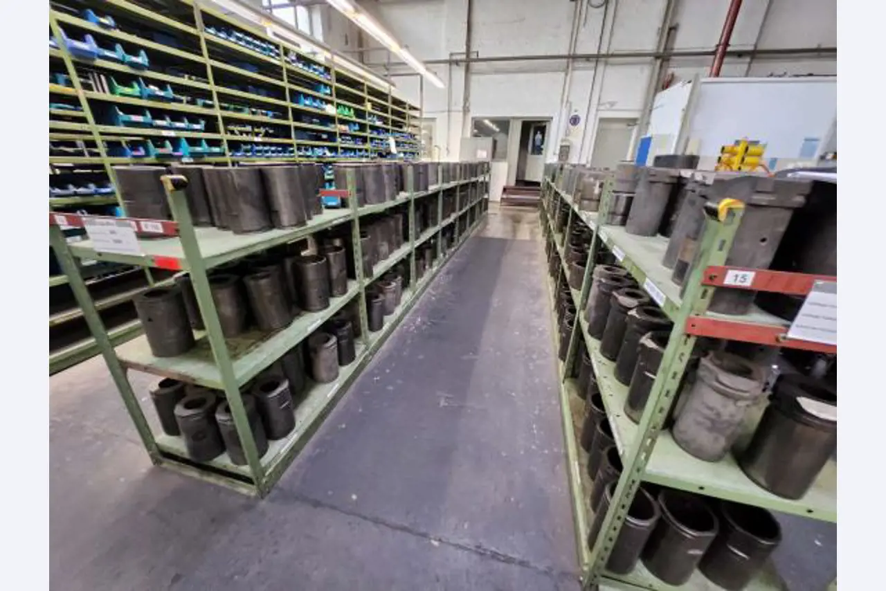 Machine tool sets for multi-stage presses-6