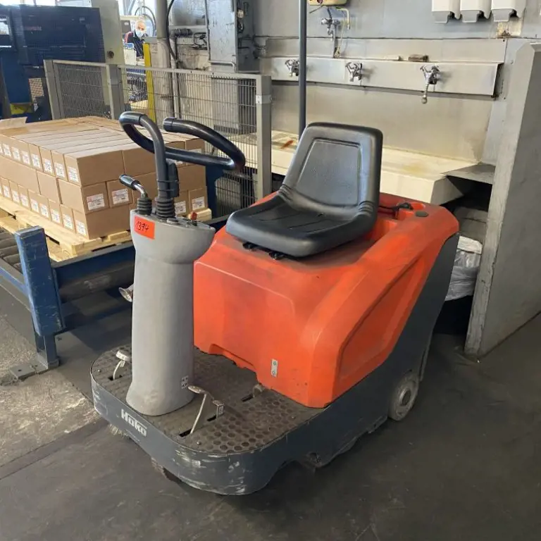 Aufsitz-Bodenreinigungsmaschine (spätere Freigabe) Hako Sweepmaster B800R