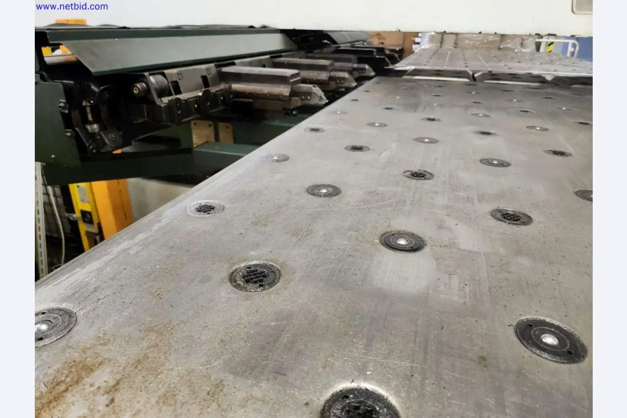 Maschinen zur Herstellung von Serverschränken und Gehäusekomponenten-5