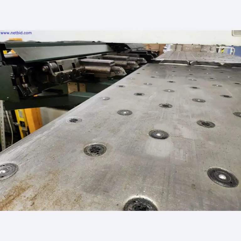 Maschinen zur Herstellung von Serverschränken und Gehäusekomponenten-5