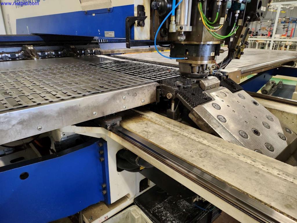 Machines pour la fabrication d'armoires de serveurs et de composants de boîtiers-10