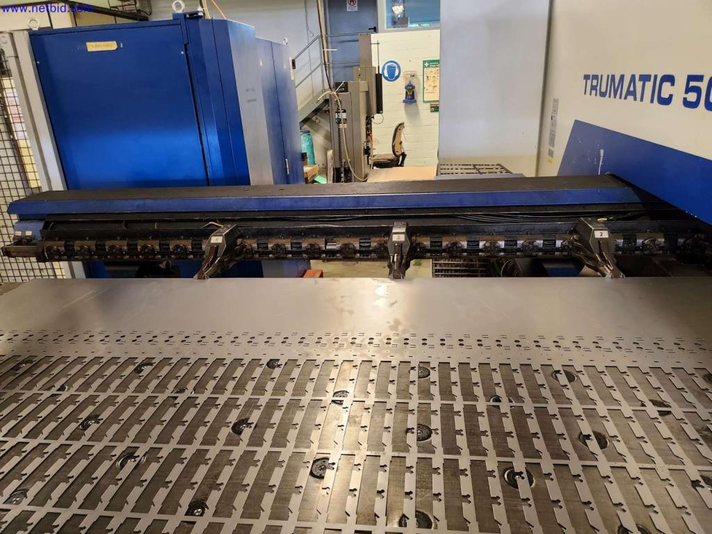 Machines pour la fabrication d'armoires de serveurs et de composants de boîtiers-11