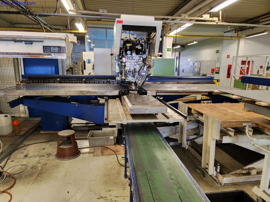 Machines pour la fabrication d'armoires de serveurs et de composants de boîtiers-2