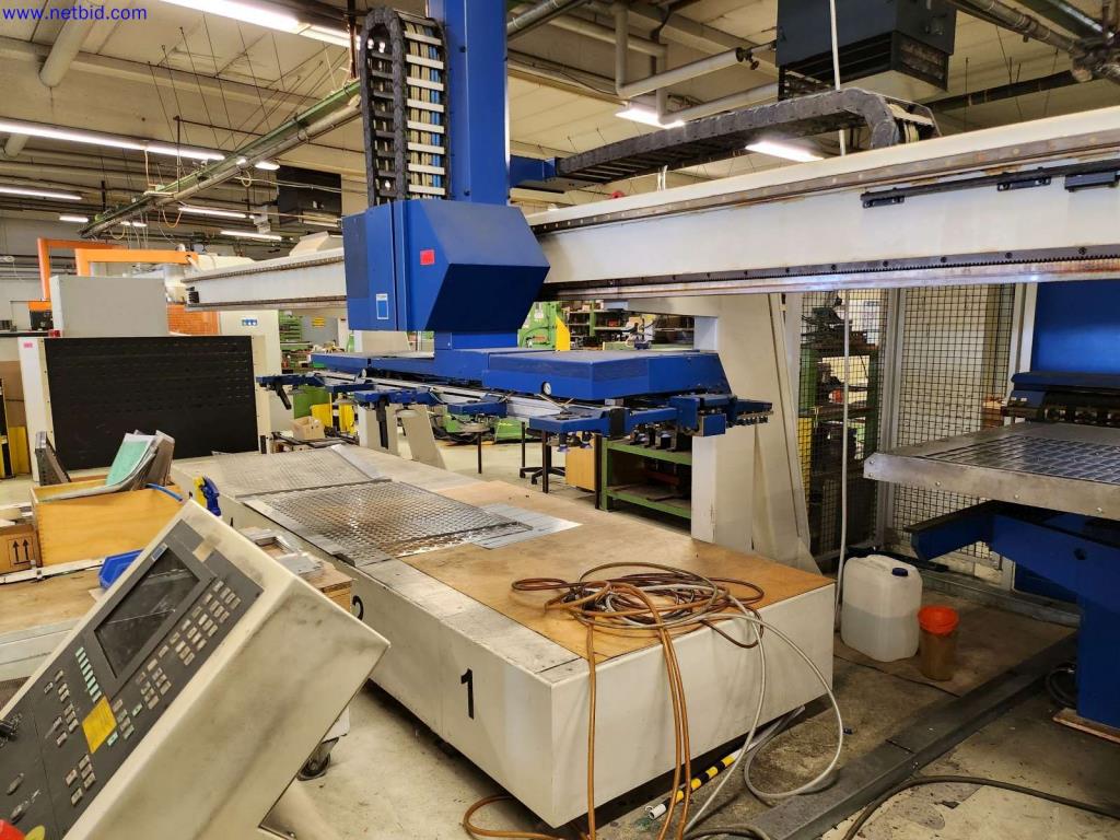 Machines pour la fabrication d'armoires de serveurs et de composants de boîtiers-3