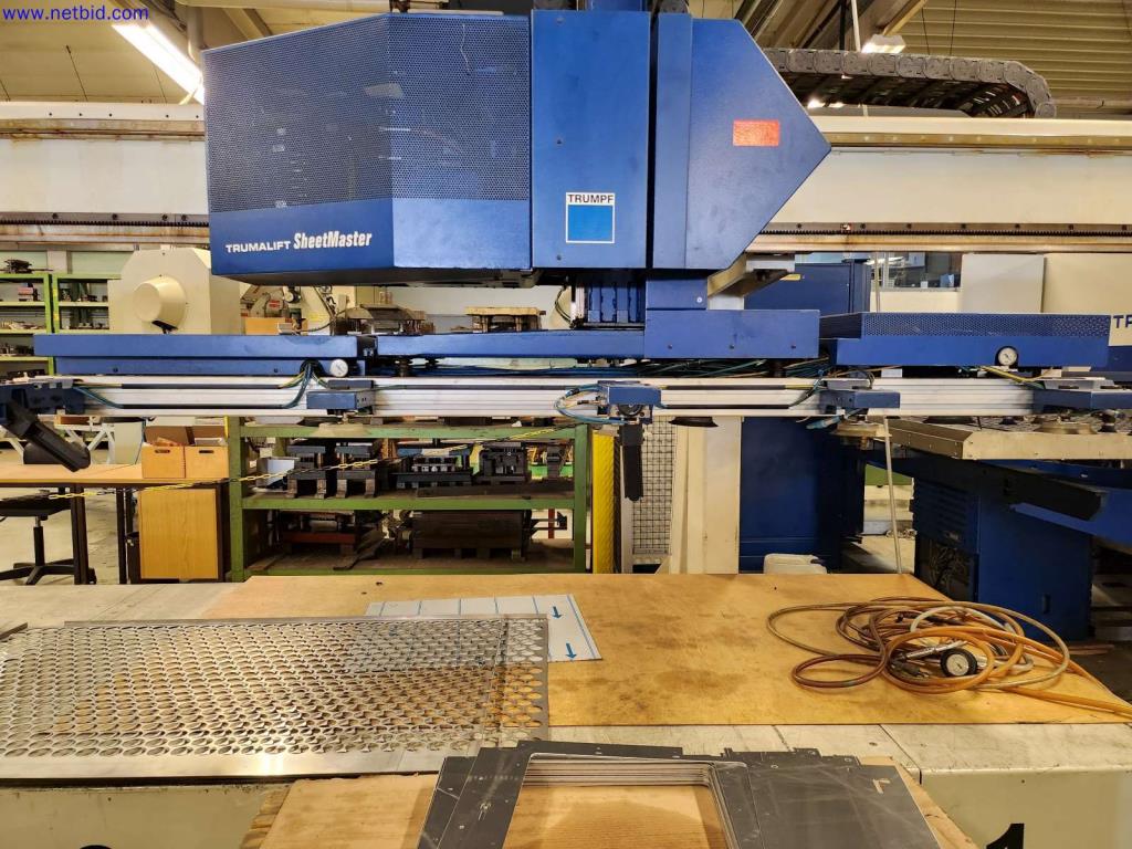 Machines pour la fabrication d'armoires de serveurs et de composants de boîtiers-4