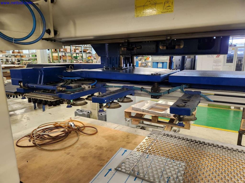 Machines pour la fabrication d'armoires de serveurs et de composants de boîtiers-6