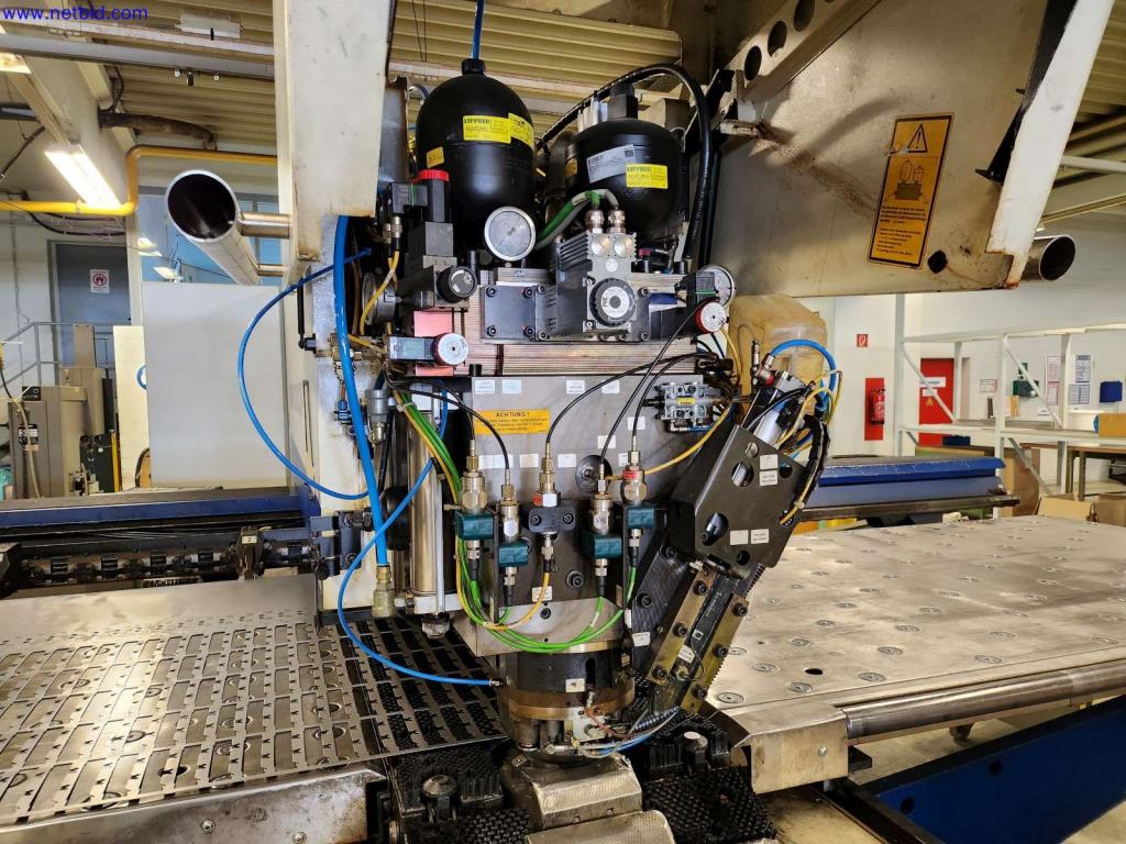 Machines pour la fabrication d'armoires de serveurs et de composants de boîtiers-9