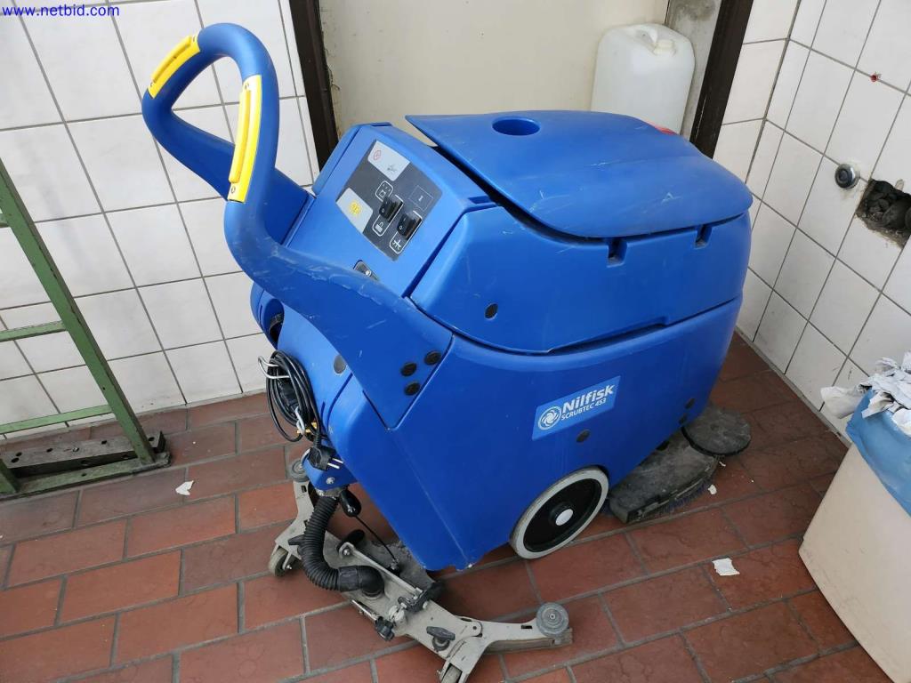 Machines pour la fabrication d'armoires de serveurs et de composants de boîtiers-1