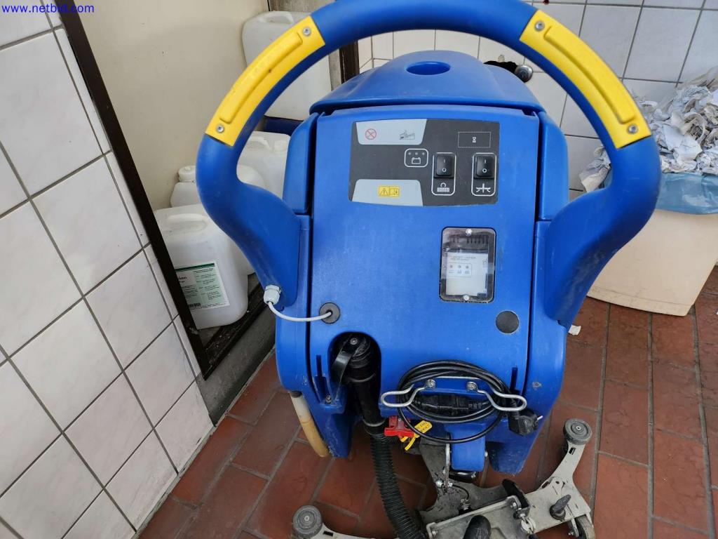 Machines pour la fabrication d'armoires de serveurs et de composants de boîtiers-2