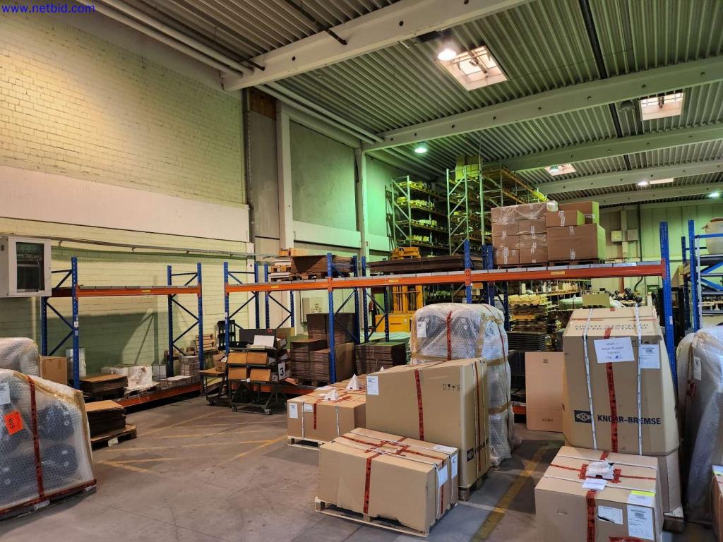 Machines pour la fabrication d'armoires de serveurs et de composants de boîtiers-2