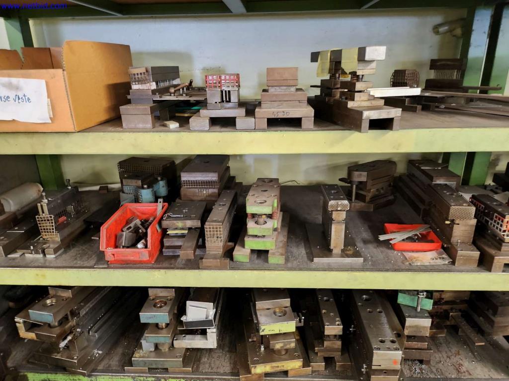 Machines pour la fabrication d'armoires de serveurs et de composants de boîtiers-4