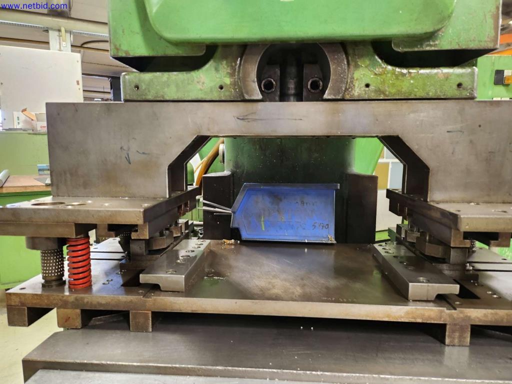 Machines pour la fabrication d'armoires de serveurs et de composants de boîtiers-2