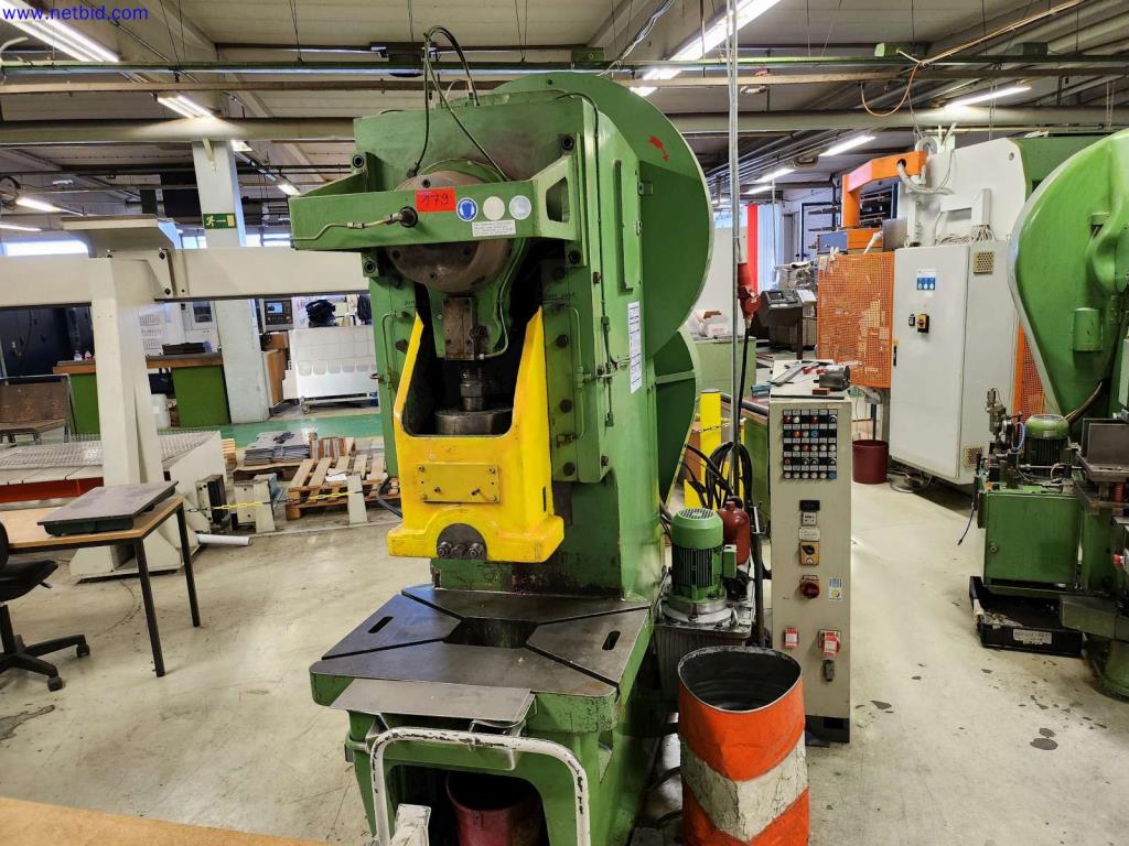 Machines pour la fabrication d'armoires de serveurs et de composants de boîtiers-1