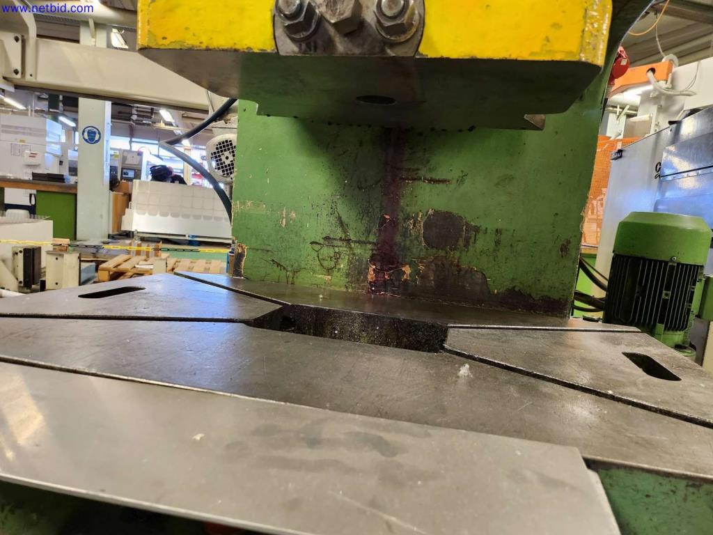 Machines pour la fabrication d'armoires de serveurs et de composants de boîtiers-2