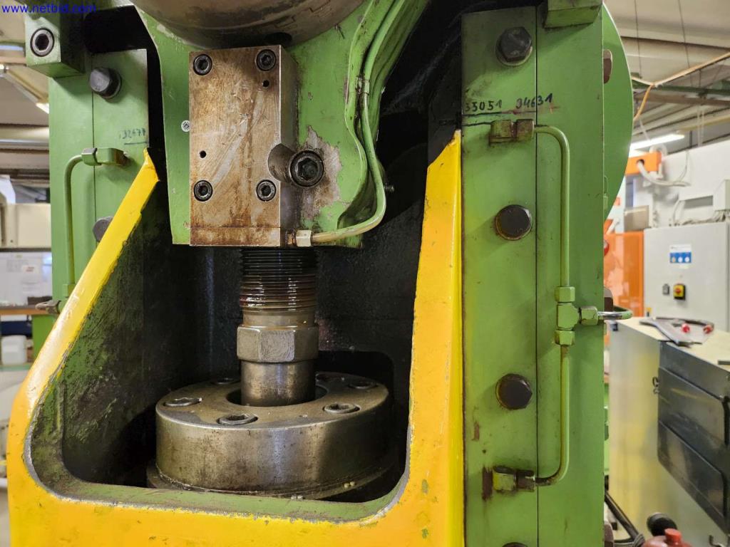 Machines pour la fabrication d'armoires de serveurs et de composants de boîtiers-3