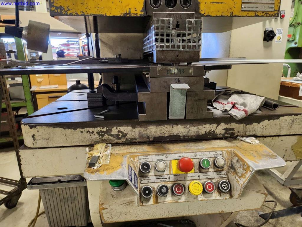 Machines pour la fabrication d'armoires de serveurs et de composants de boîtiers-2