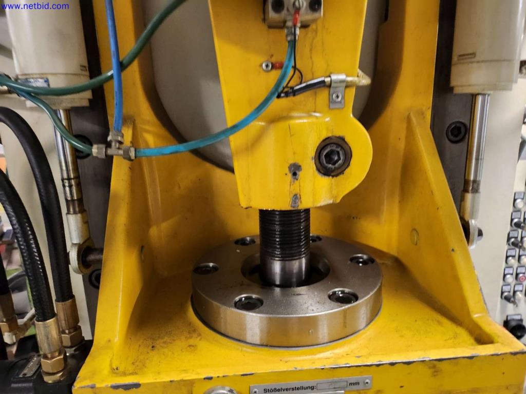 Machines pour la fabrication d'armoires de serveurs et de composants de boîtiers-3