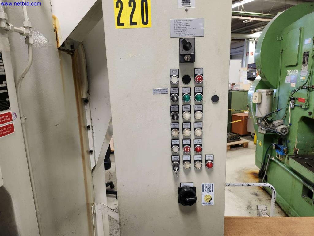 Machines pour la fabrication d'armoires de serveurs et de composants de boîtiers-5