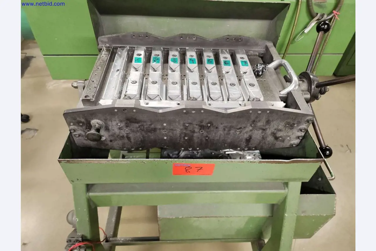 Maschinen zur Herstellung von Serverschränken und Gehäusekomponenten-5