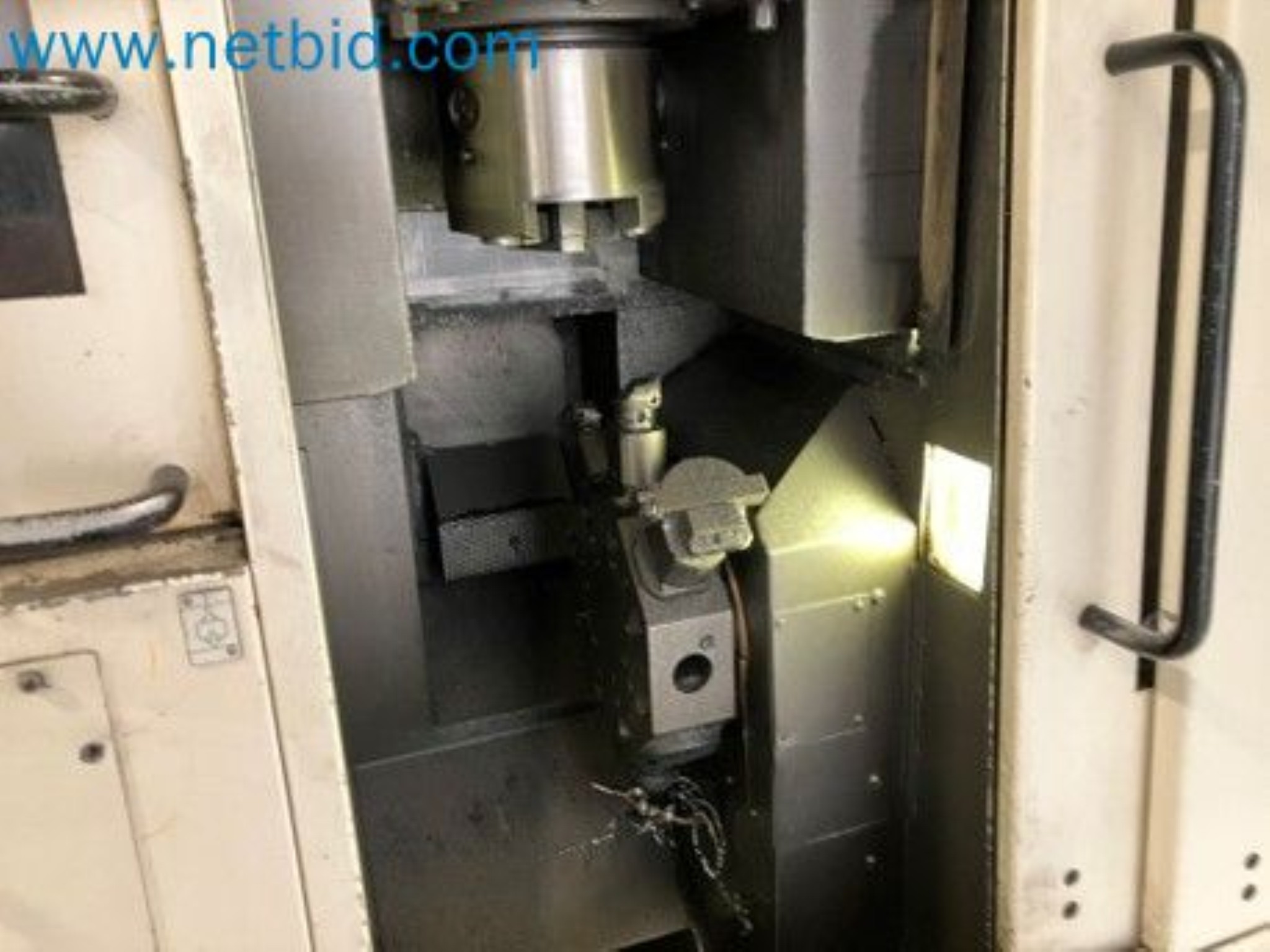 Frei werdende Drehmaschinen und Schweißtechnik aus einem Automobilwerk-4