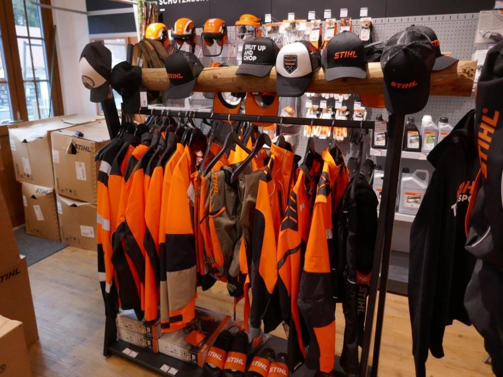 Comercio de herramientas Stihl con nuevas máquinas, horticultura, tecnología forestal-1