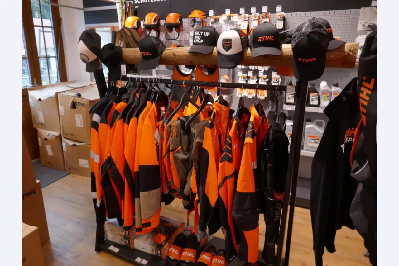 Comercio de herramientas Stihl con nuevas máquinas, horticultura, tecnología forestal-1