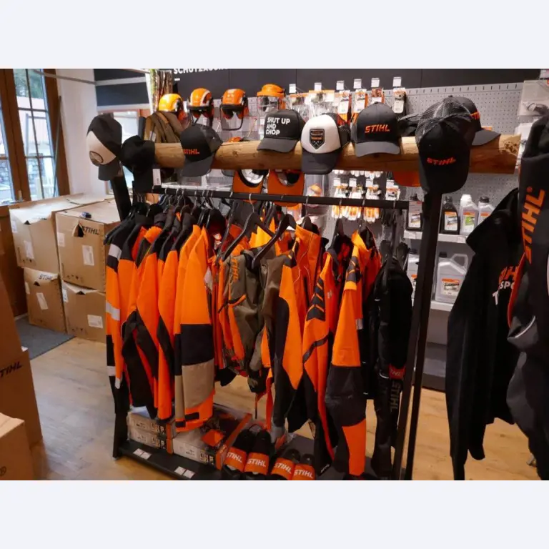 Comercio de herramientas Stihl con nuevas máquinas, horticultura, tecnología forestal-1