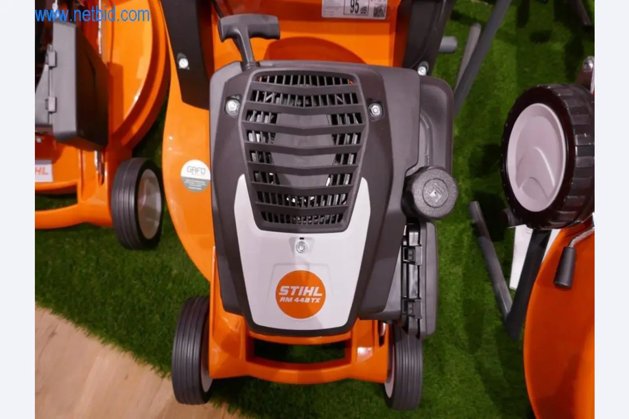 Comercio de herramientas Stihl con nuevas máquinas, horticultura, tecnología forestal-2