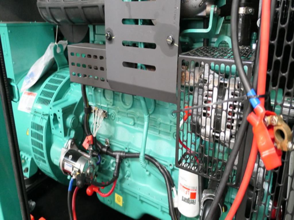 Größtenteils neue, dieselbetriebene Stromgeneratoren sowie ein Spezial Tieflader + 8 x 8 Zugmaschine-10