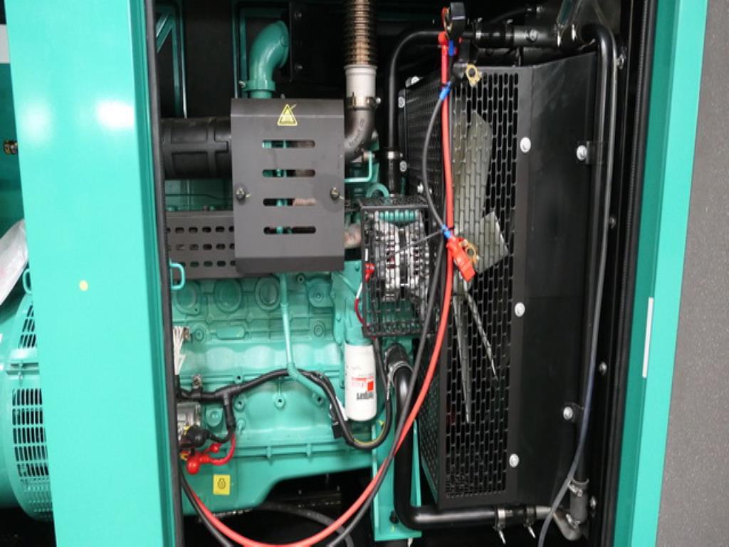 Größtenteils neue, dieselbetriebene Stromgeneratoren sowie ein Spezial Tieflader + 8 x 8 Zugmaschine-11