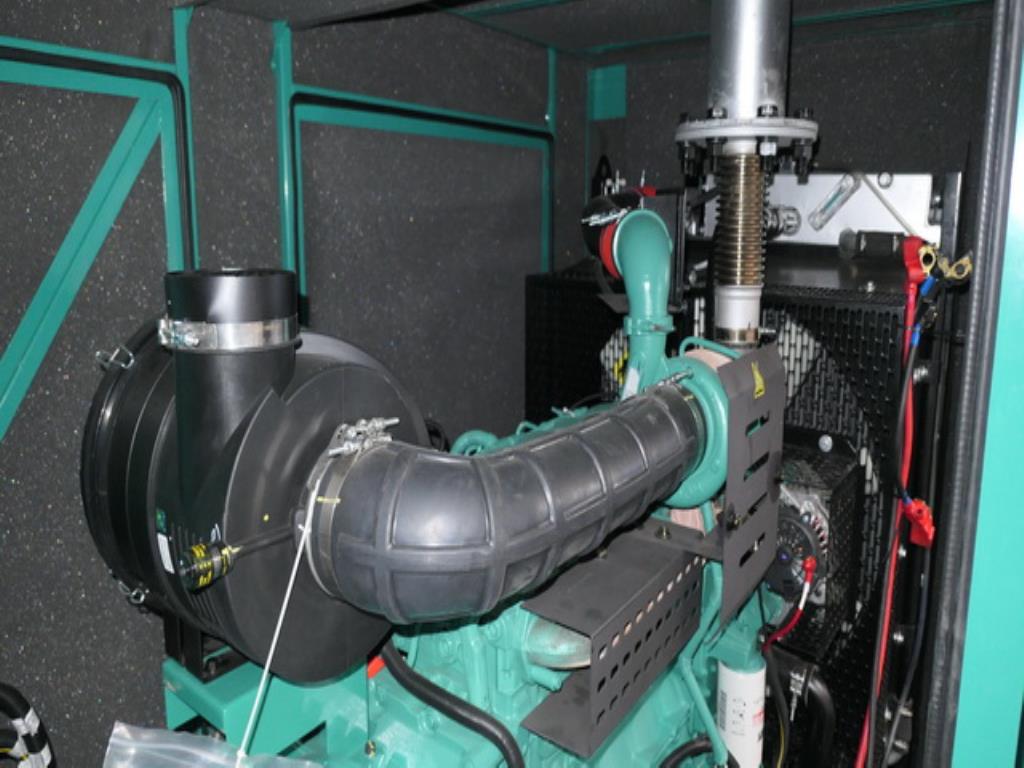 Größtenteils neue, dieselbetriebene Stromgeneratoren sowie ein Spezial Tieflader + 8 x 8 Zugmaschine-12