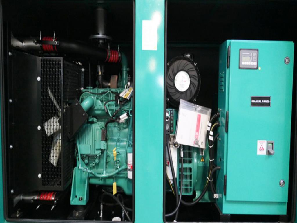 Größtenteils neue, dieselbetriebene Stromgeneratoren sowie ein Spezial Tieflader + 8 x 8 Zugmaschine-2