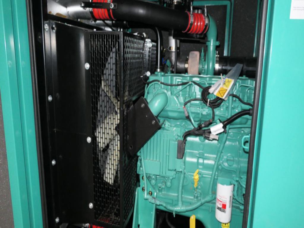 Größtenteils neue, dieselbetriebene Stromgeneratoren sowie ein Spezial Tieflader + 8 x 8 Zugmaschine-5