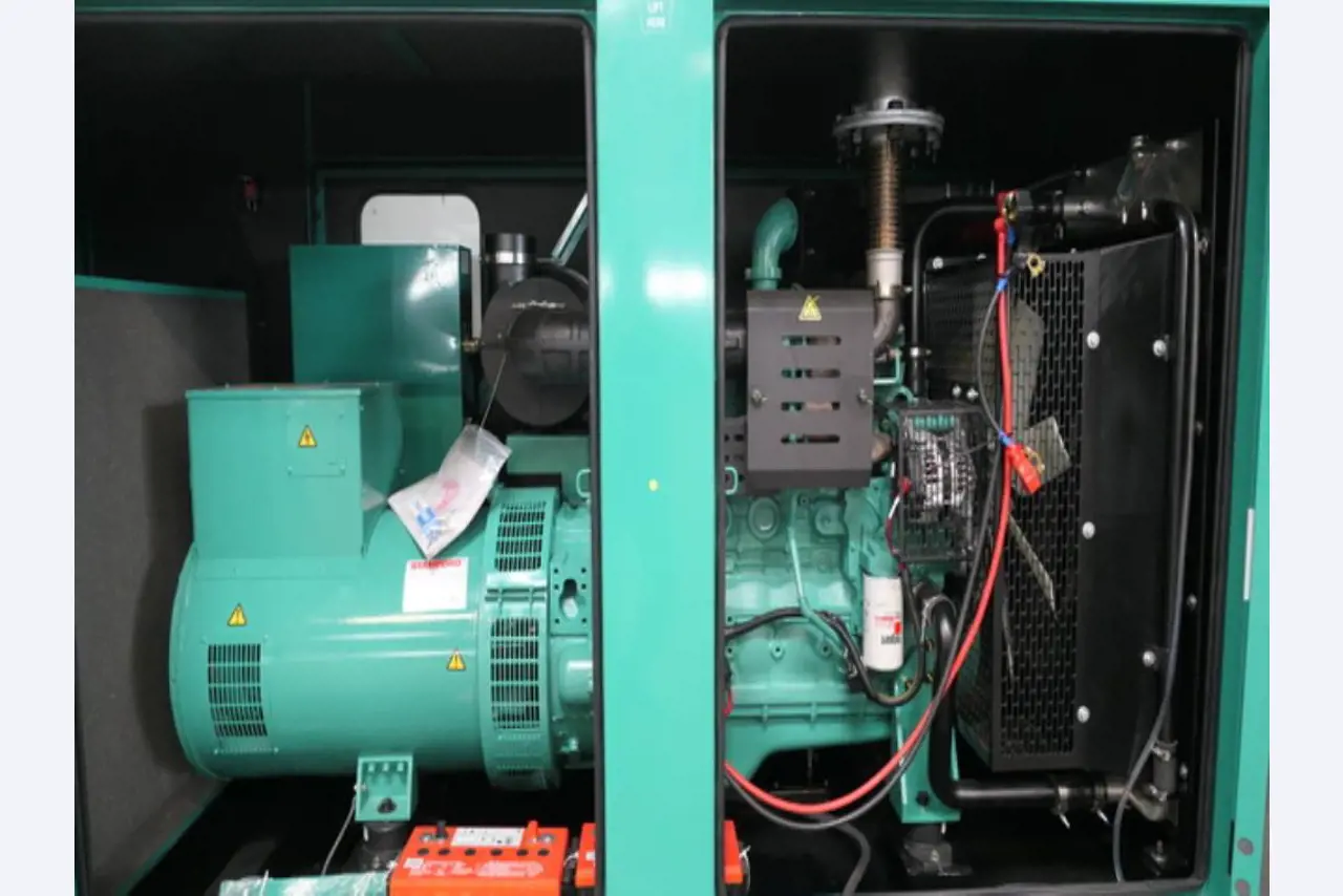 Größtenteils neue, dieselbetriebene Stromgeneratoren sowie ein Spezial Tieflader + 8 x 8 Zugmaschine-8