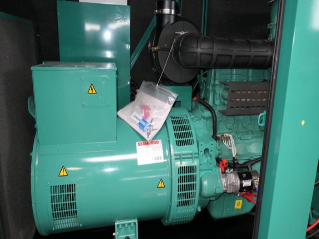 Größtenteils neue, dieselbetriebene Stromgeneratoren sowie ein Spezial Tieflader + 8 x 8 Zugmaschine-9