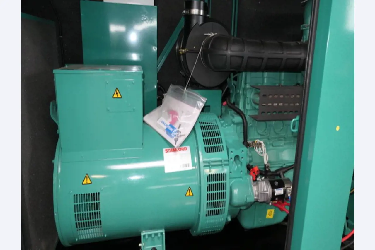 Größtenteils neue, dieselbetriebene Stromgeneratoren sowie ein Spezial Tieflader + 8 x 8 Zugmaschine-9