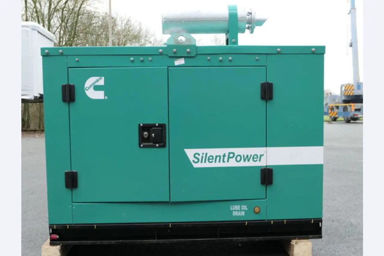 Größtenteils neue, dieselbetriebene Stromgeneratoren sowie ein Spezial Tieflader + 8 x 8 Zugmaschine-6