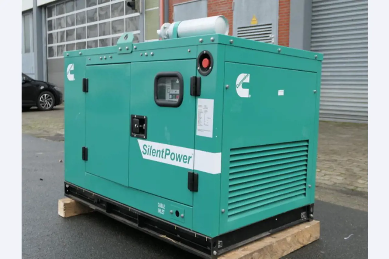 Größtenteils neue, dieselbetriebene Stromgeneratoren sowie ein Spezial Tieflader + 8 x 8 Zugmaschine-8