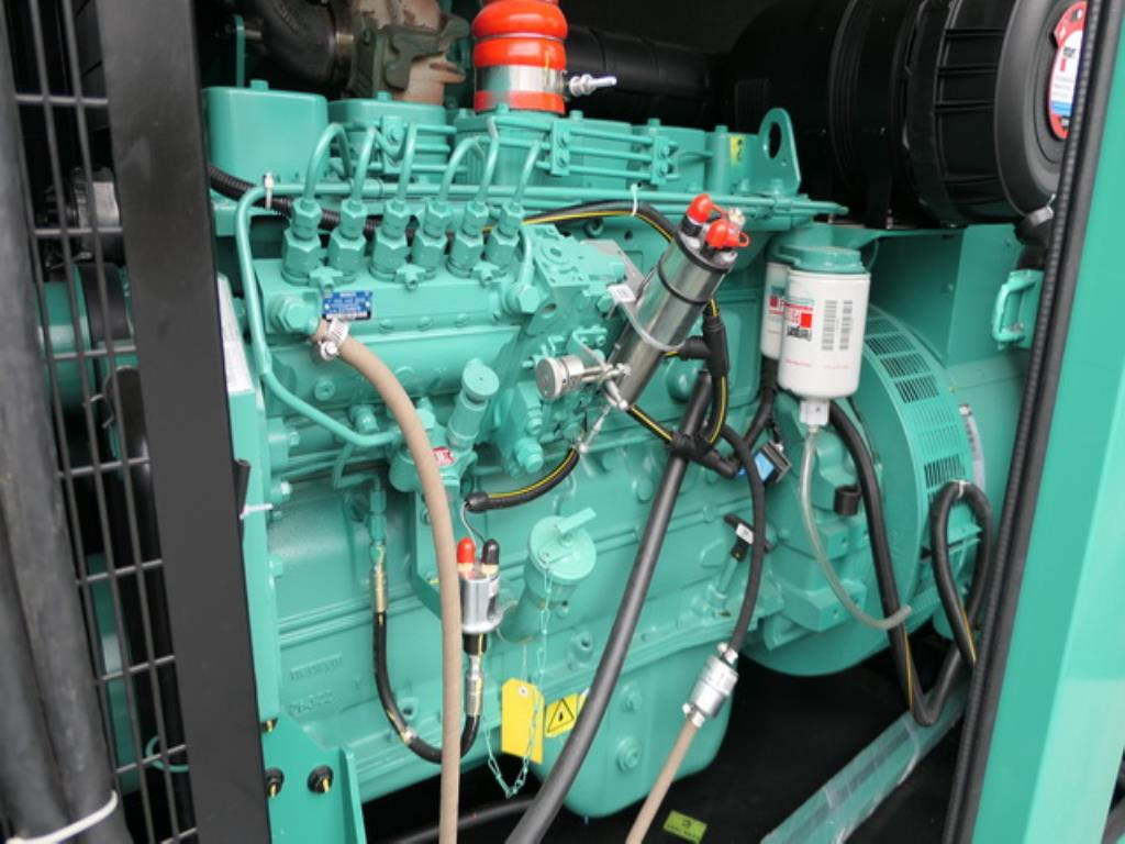 Größtenteils neue, dieselbetriebene Stromgeneratoren sowie ein Spezial Tieflader + 8 x 8 Zugmaschine-4