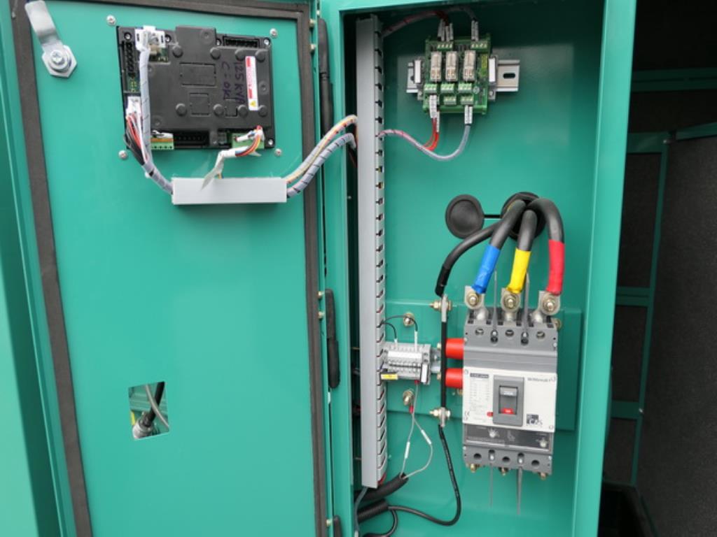 Größtenteils neue, dieselbetriebene Stromgeneratoren sowie ein Spezial Tieflader + 8 x 8 Zugmaschine-6