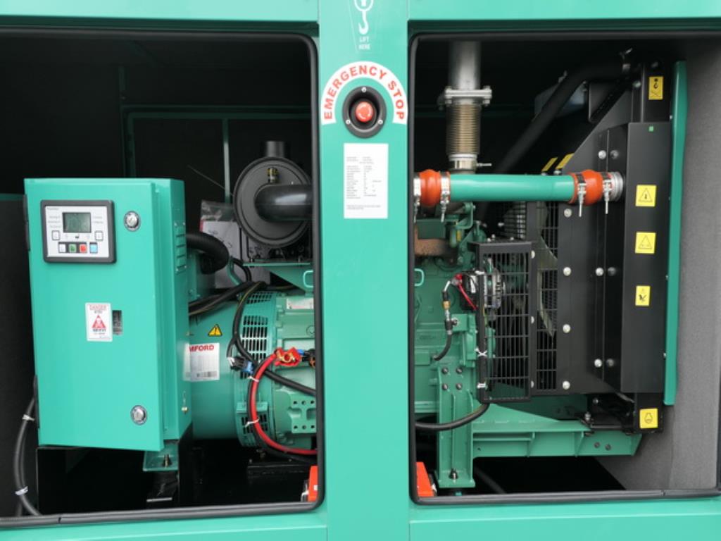 Größtenteils neue, dieselbetriebene Stromgeneratoren sowie ein Spezial Tieflader + 8 x 8 Zugmaschine-2