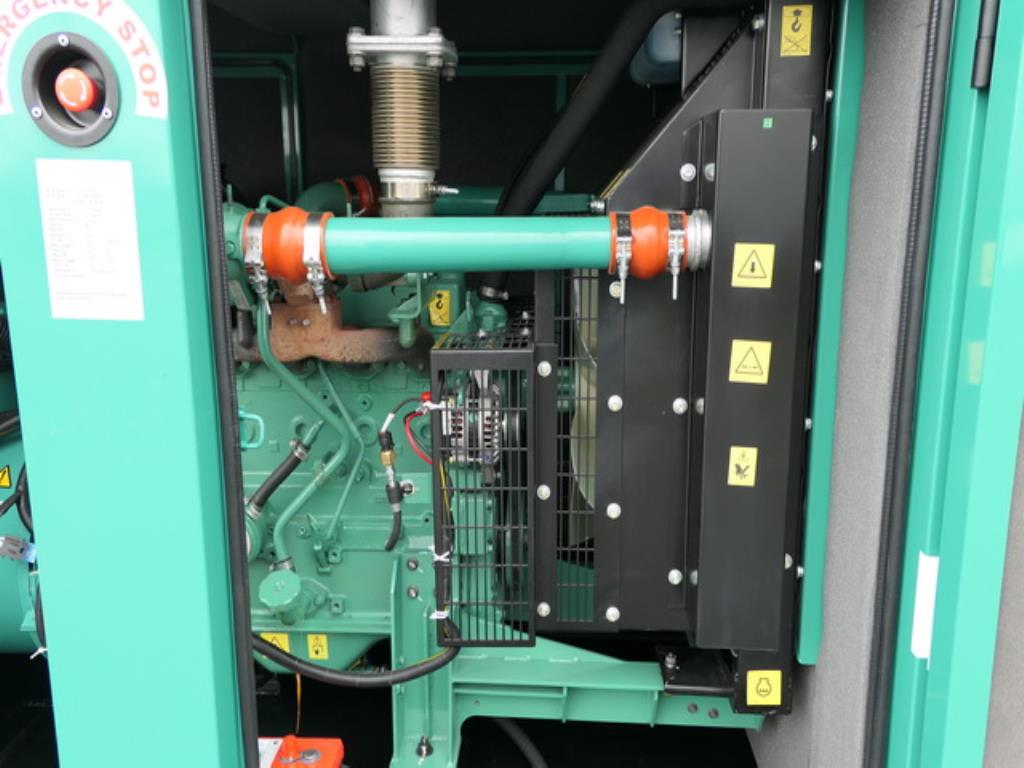 Größtenteils neue, dieselbetriebene Stromgeneratoren sowie ein Spezial Tieflader + 8 x 8 Zugmaschine-3