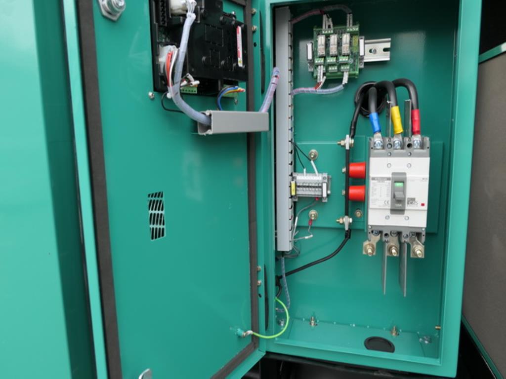 Größtenteils neue, dieselbetriebene Stromgeneratoren sowie ein Spezial Tieflader + 8 x 8 Zugmaschine-5