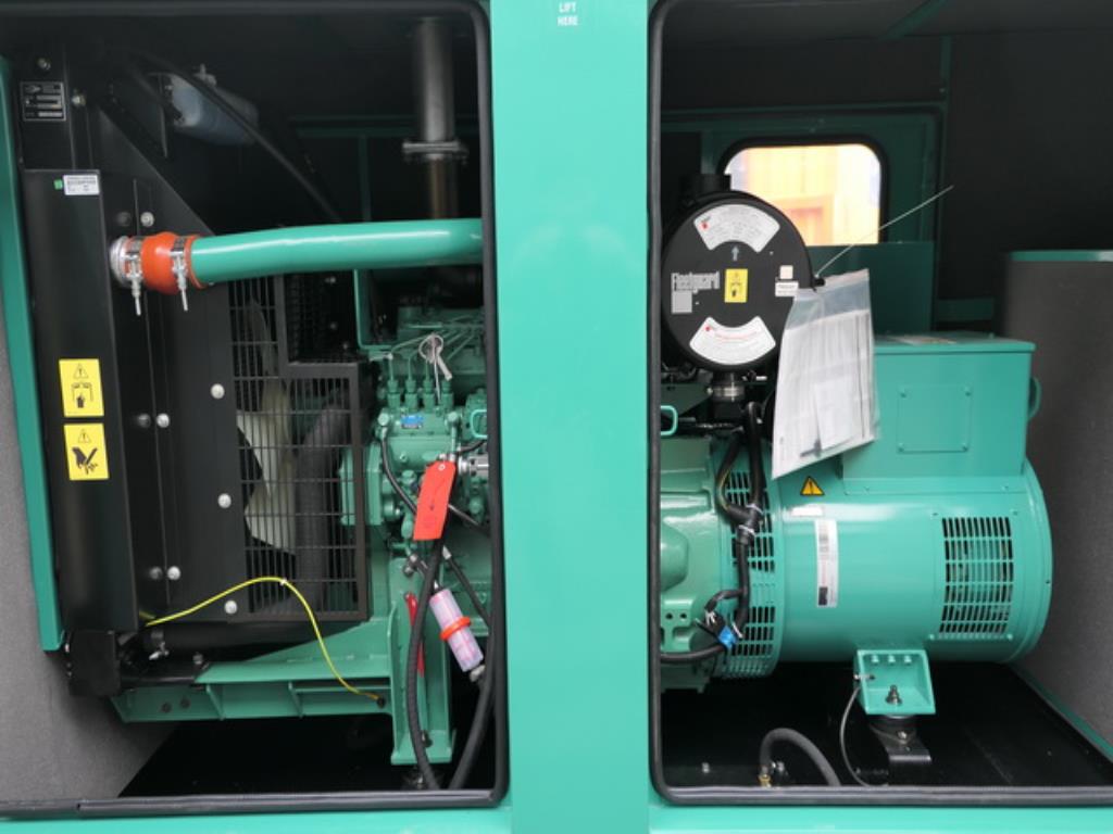 Größtenteils neue, dieselbetriebene Stromgeneratoren sowie ein Spezial Tieflader + 8 x 8 Zugmaschine-7