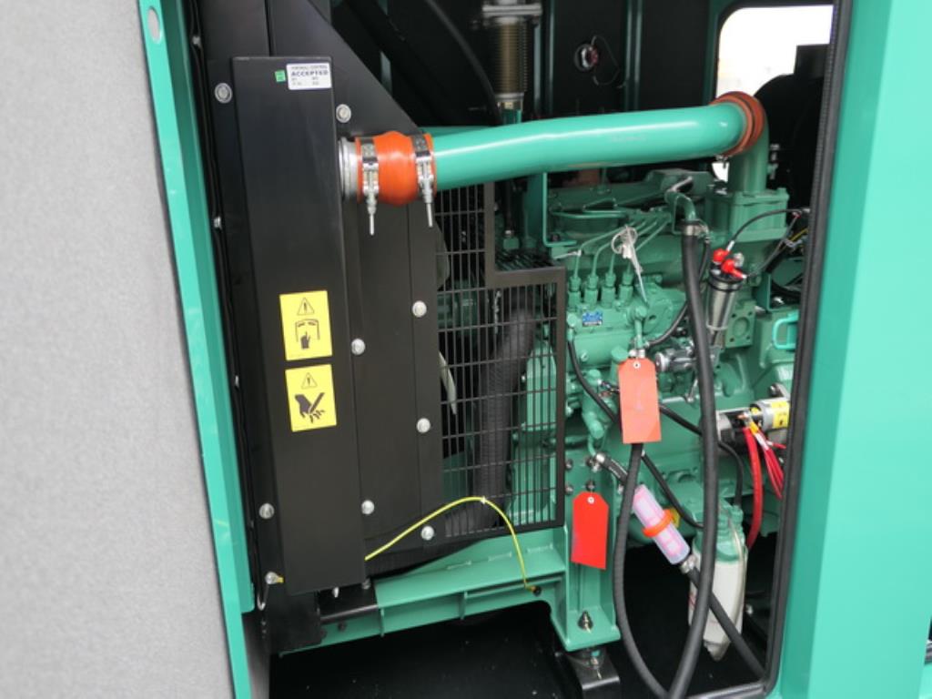 Größtenteils neue, dieselbetriebene Stromgeneratoren sowie ein Spezial Tieflader + 8 x 8 Zugmaschine-8